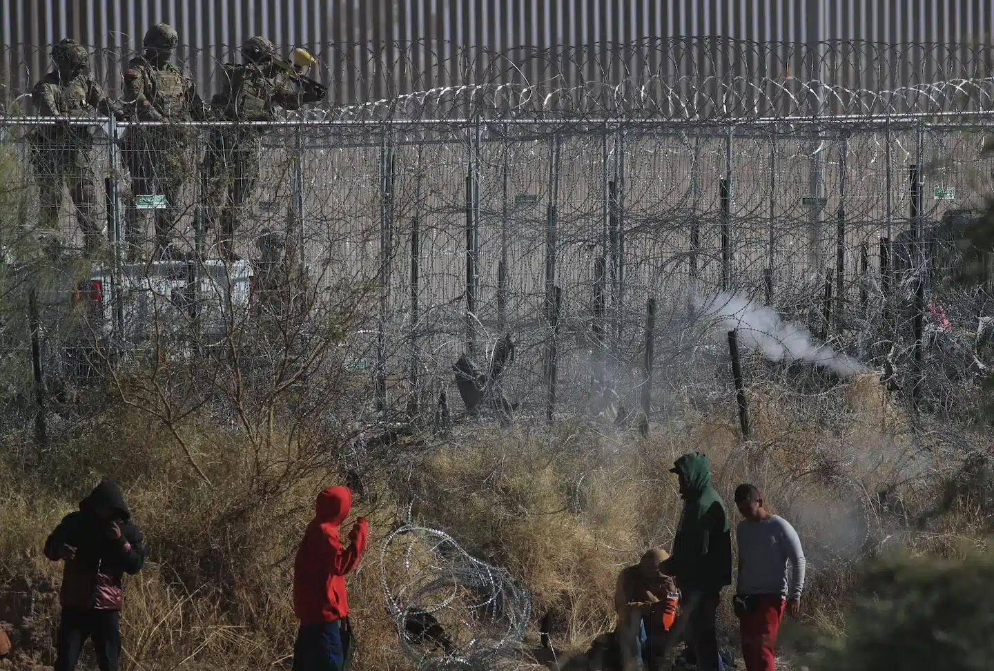 Acusan disparos con bolas de pimienta contra migrantes en la frontera