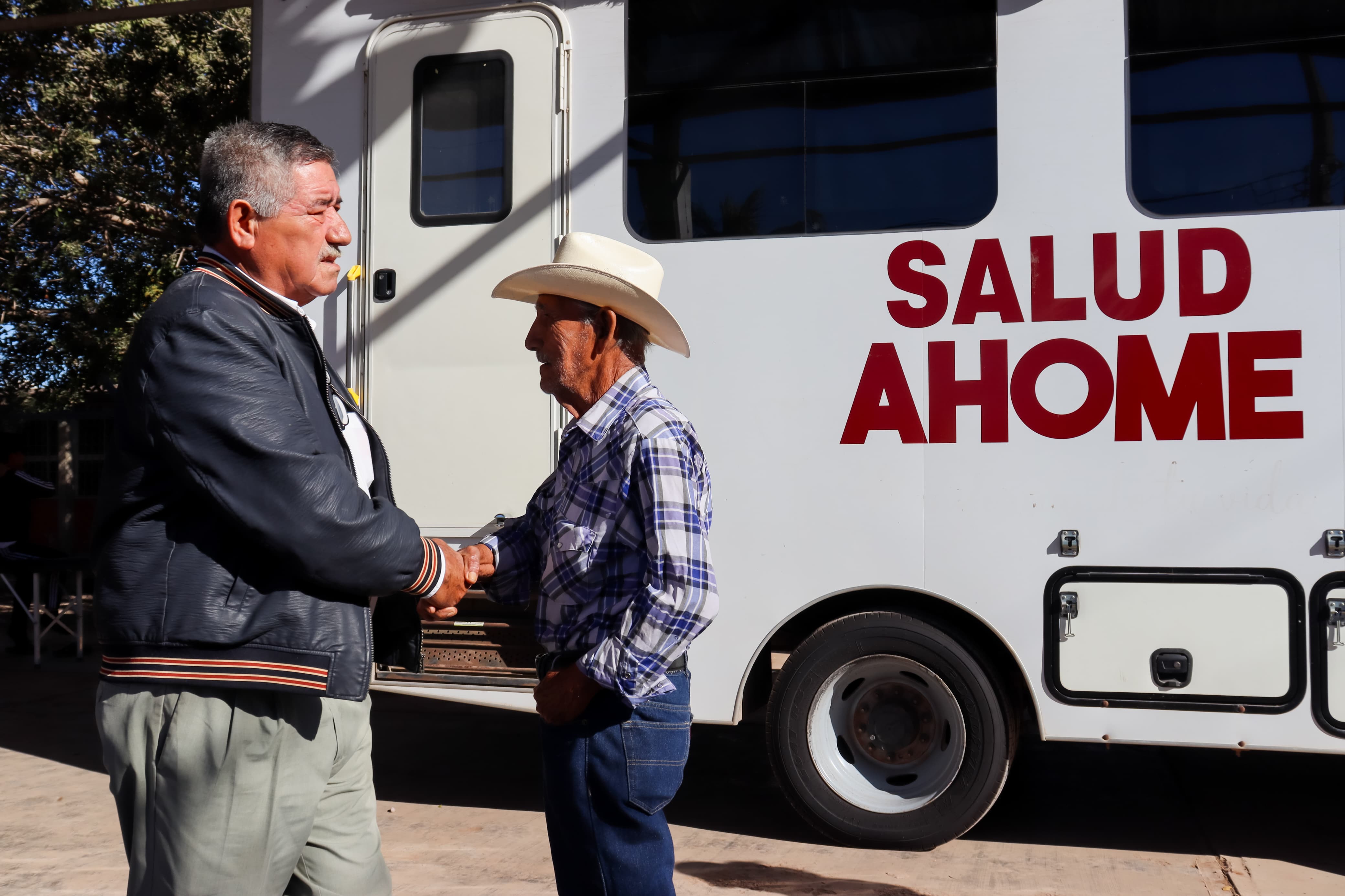 Adultos mayores saludándose