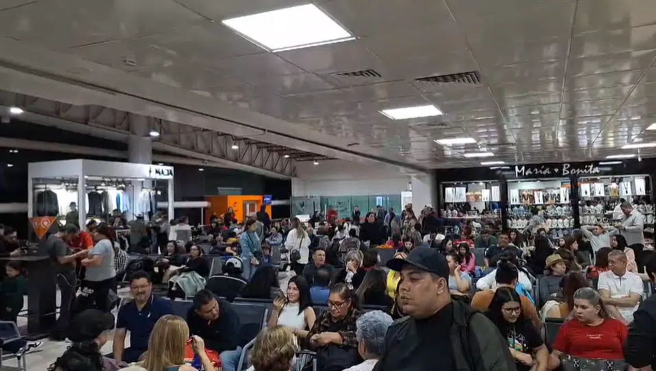 A cuatro días de la Nochebuena el Aeropuerto Internacional de Culiacán se encuentra abarrotado de personas quienes aguardan en las salas por sus respectivos vuelos