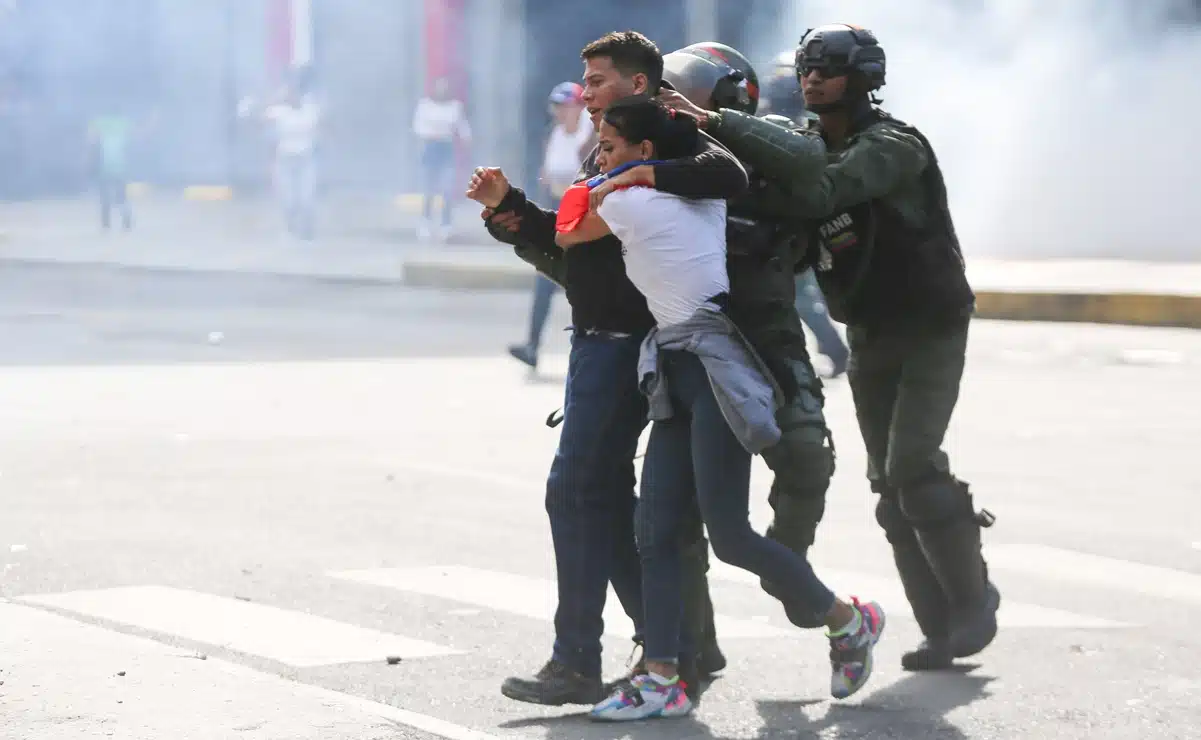 Antes de Navidad, Venezuela libera a más de 900 detenidos en protestas contra Maduro