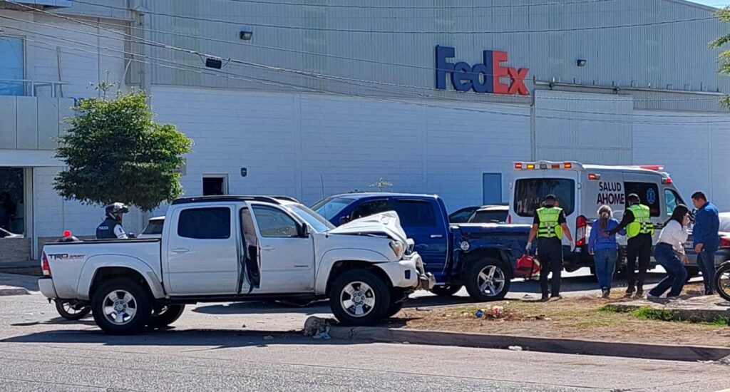 Aparatoso choque en calles del Centro de Los Mochis deja a una mujer lesionada