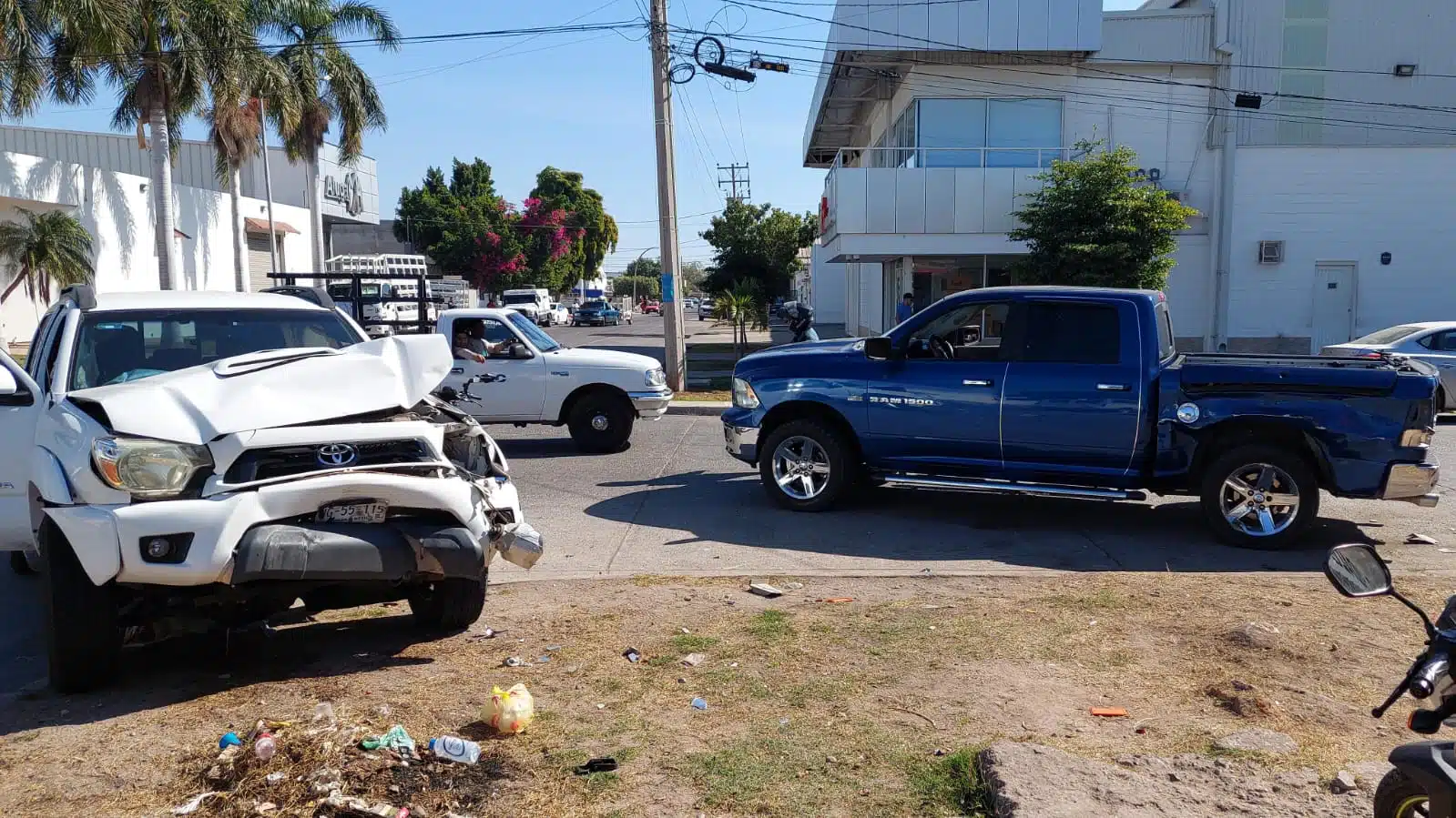 Aparatoso choque en calles del Centro de Los Mochis deja a una mujer lesionada