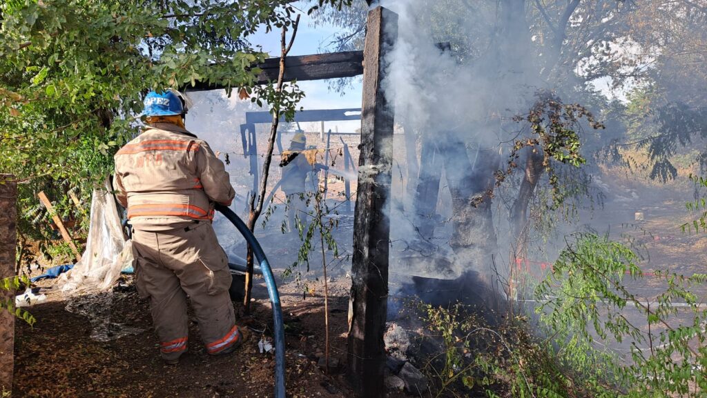 Arde refugio de personas sin casa e indocumentados en Guamúchil