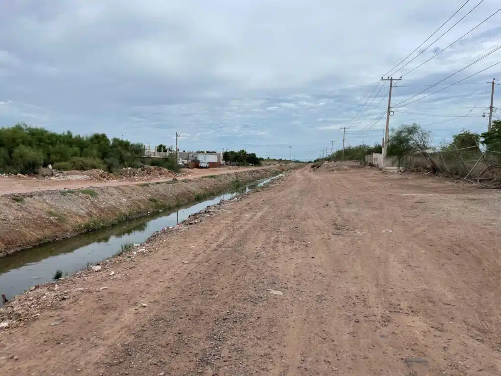 Así luce a la fecha el dren Juárez donde se va pavimentar el carril oriente para conectarlo a la carretera internacional México 15 en Los Mochis.