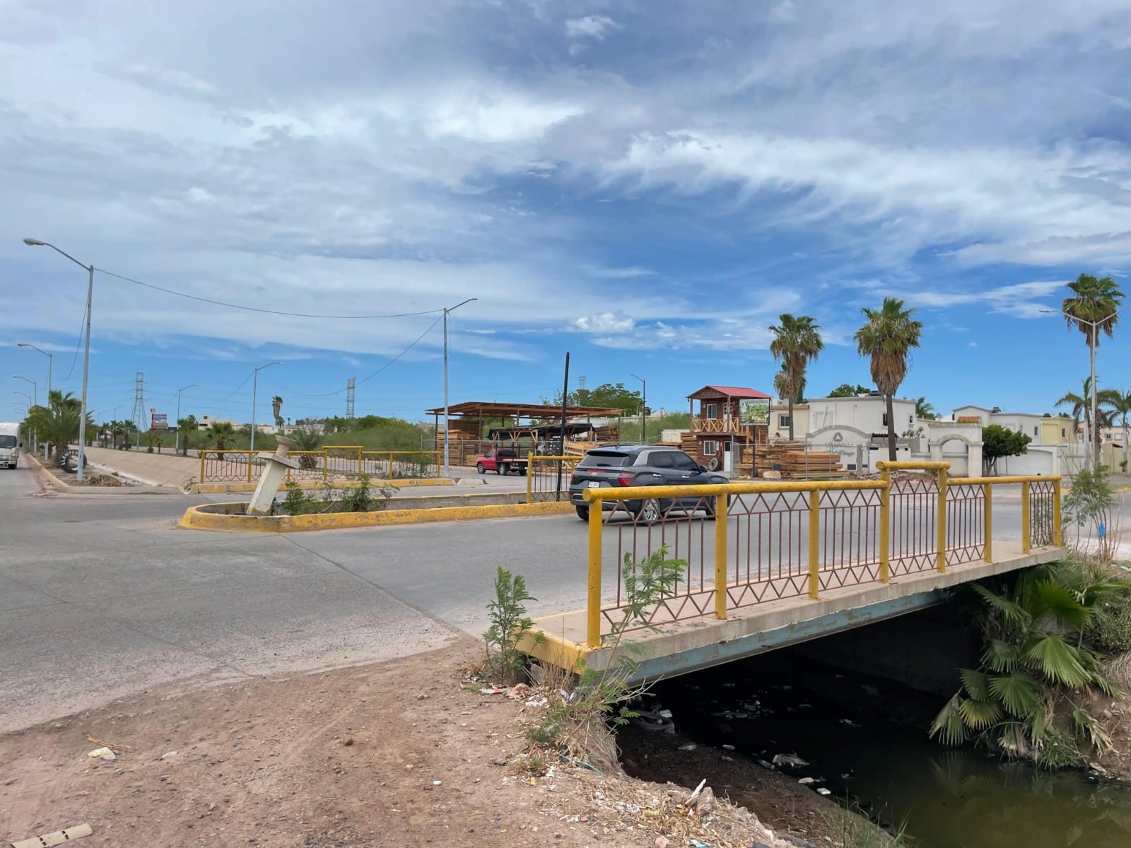 Así luce a la fecha el dren Juárez donde se va pavimentar el carril oriente para conectarlo a la carretera internacional México 15 en Los Mochis.