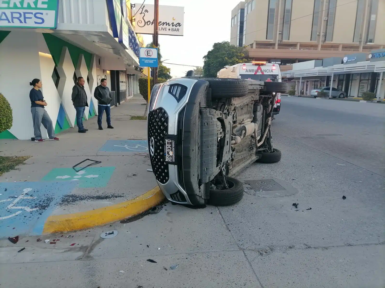 Automovilista se vuelca en centro de Los Mochis