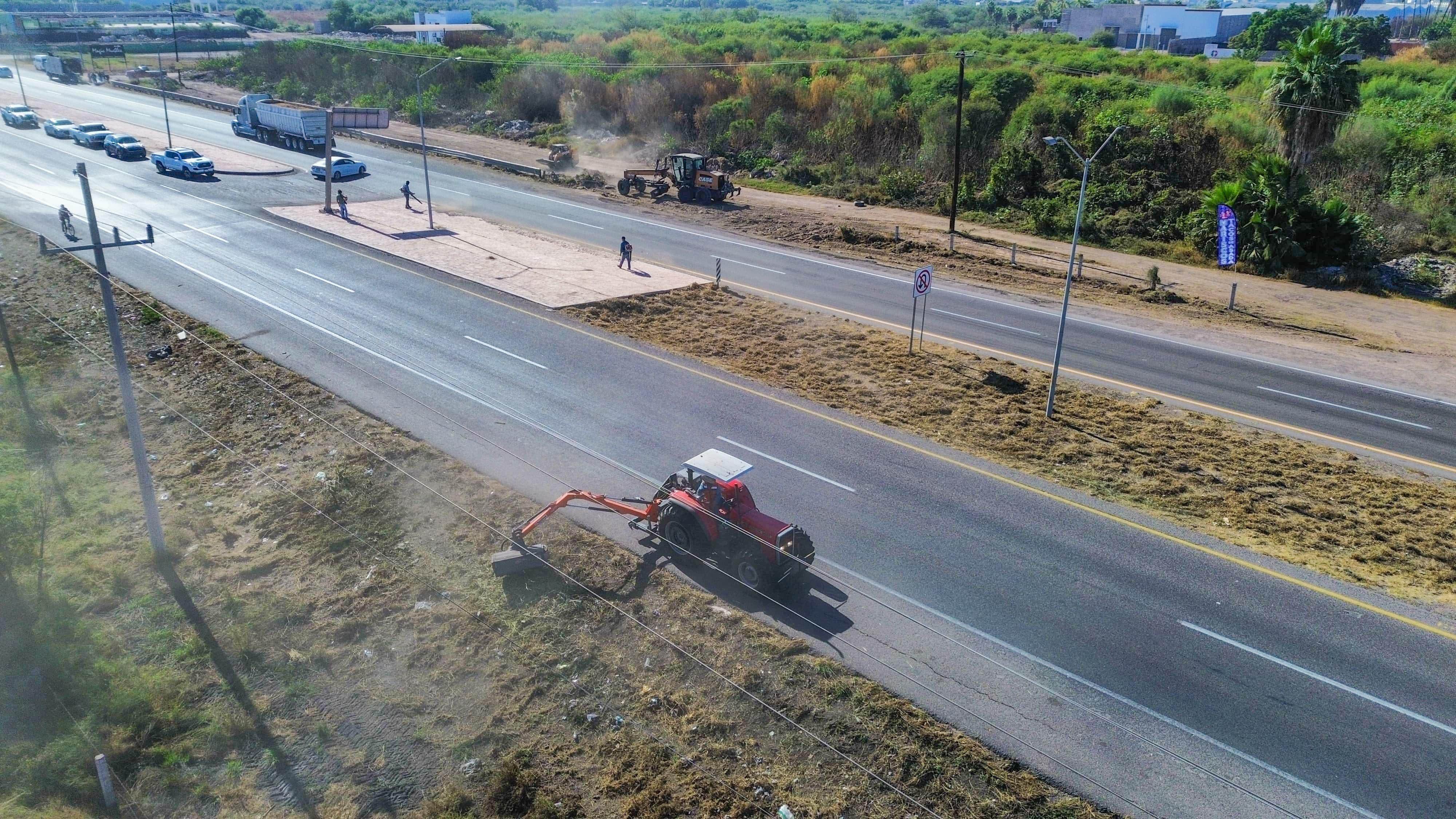 Autoridades le entran a la limpieza de El Trébol en Los Mochis