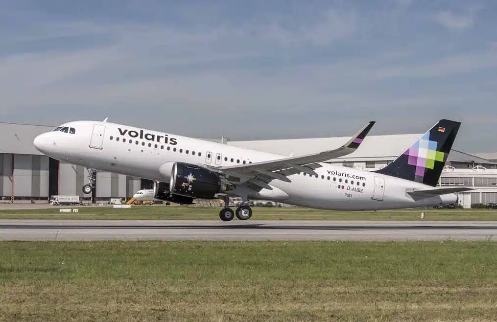 Pasajero de Volaris intenta desviar vuelo hacia EU; autoridades lo detienen a bordo