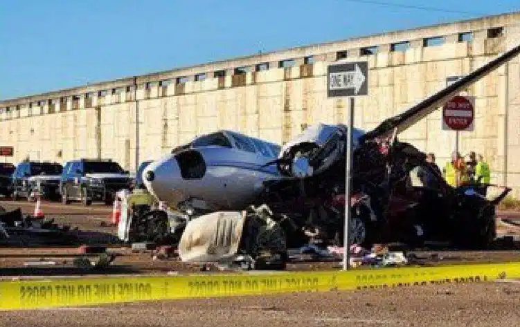 VIDEO: Avioneta se estrella contra varios vehículos tras aterrizaje de emergencia en Texas, EU