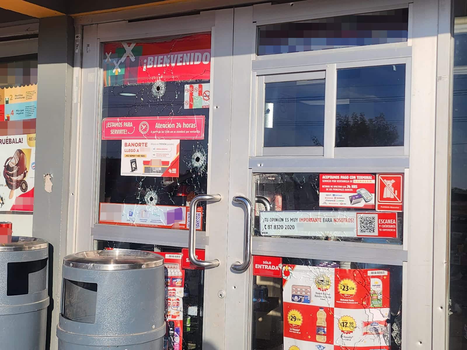 Las paredes y cristales de la tienda de conveniencia presentan orificios tras ser disparada con armas de alto poder en la carretera Culiacán-Eldorado