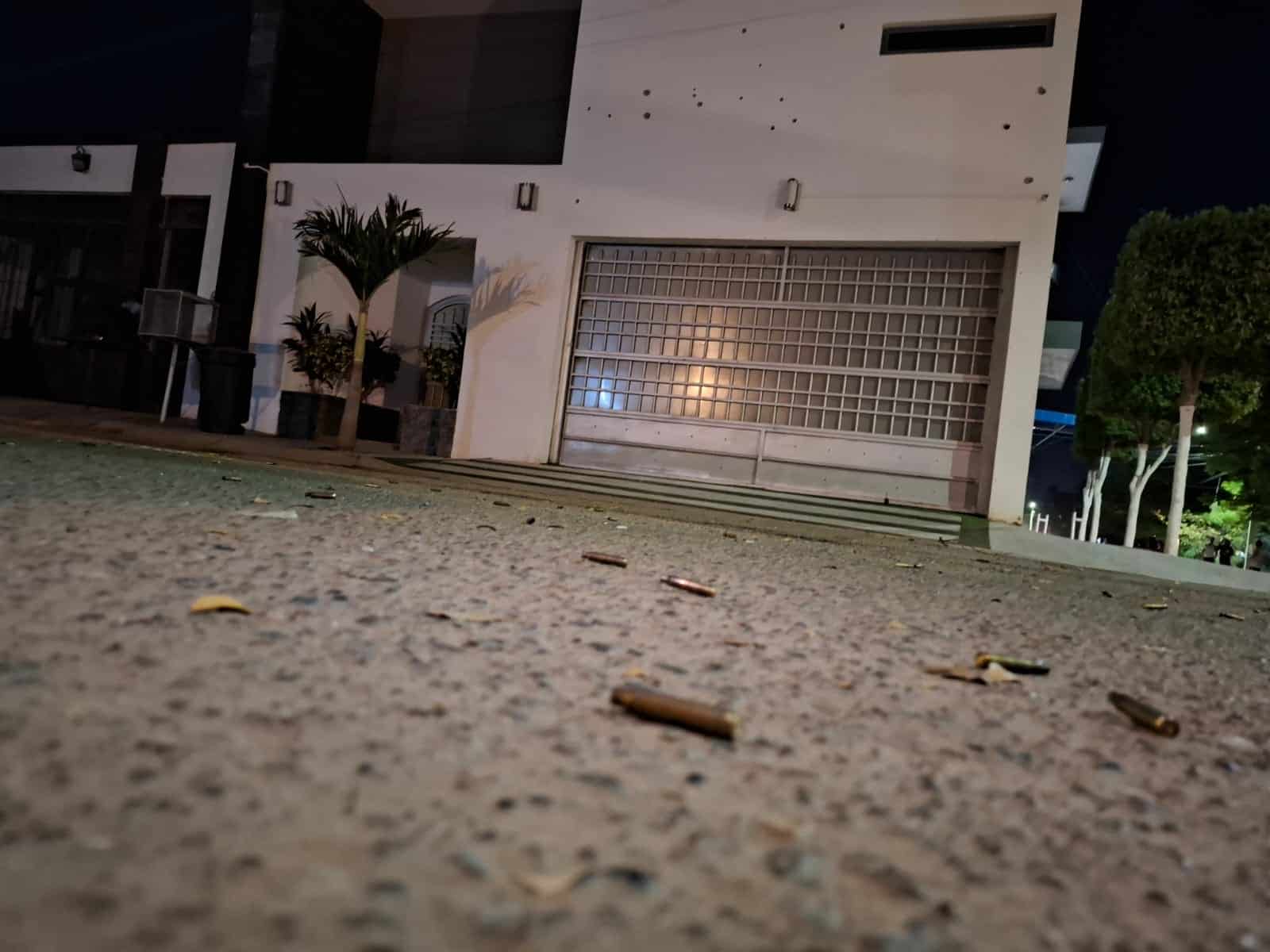Hombres armados dispararon contra la fachada de una casa de dos pisos en Culiacán