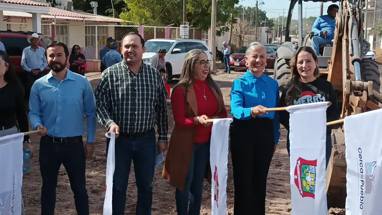 La presidenta municipal Guadalupe López da banderazo al inicio de rehabilitación de alcantarillado en la colonia La Gloria