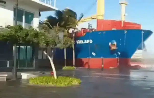 Fuertes vientos provocan el impacto de un barco de carga contra el malecón de Veracruz: VIDEO