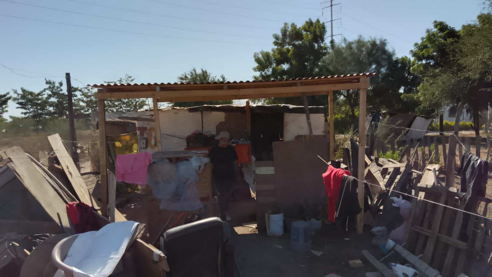 Bienestar Ahome lleva láminas, despensas y cobijas a doña Juanita y su nieta