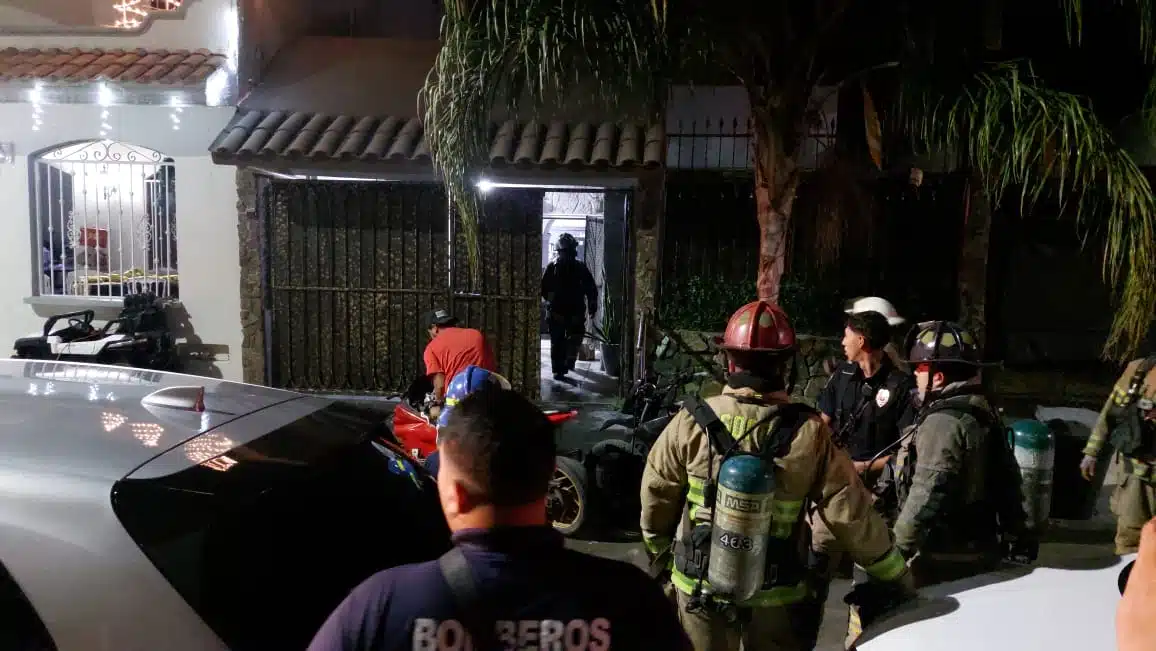 Bomberos Veteranos Mazatlán controlaron el incendio tras la explosión de un boiler al interior de una vivienda en la ciudad de Mazatlán