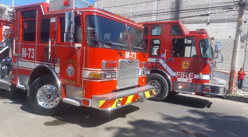 Bomberos rescatan a una mujer, un niño y dos perritos de una vivienda en llamas en Mazatlán