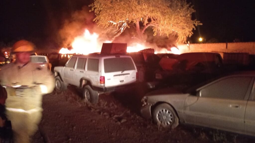 Las llamas al interior de las instalaciones de Grúas y Pensión Guasave dañaron algunos vehículos que se encontraban cerca