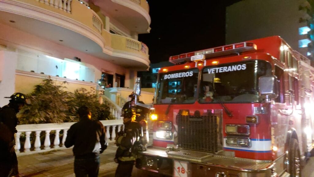 Bomberos Mazatlán acuden al lugar donde el primer piso de un edifico de condominios se estaba incendiando