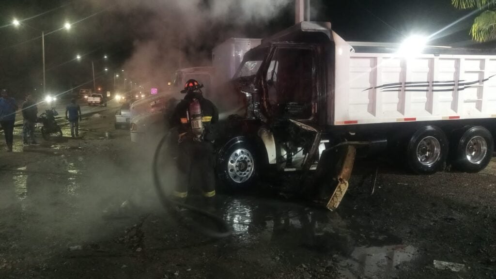 Los bomberos controlaron y extinguieron el fuego en un camión góndola por la carretera México 15