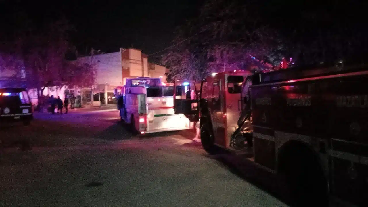 Bomberos de Mazatlán llegaron al centro de rehabilitación para apagar las llamas en las dos plantas del edificio