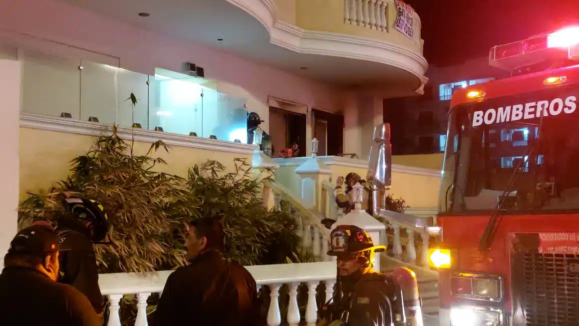 Bomberos Mazatlán ingresan al edifico, donde se reportó un incendio en el primer piso