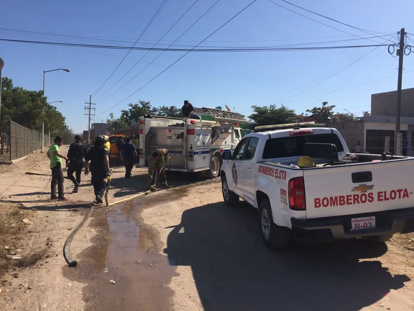 Bomberos sofoca incendio en La Cruz de Elota