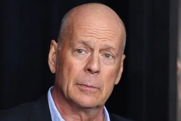 Esposa de Bruce Willis comparte emotivo video del actor en medio de su lucha contra la afasia