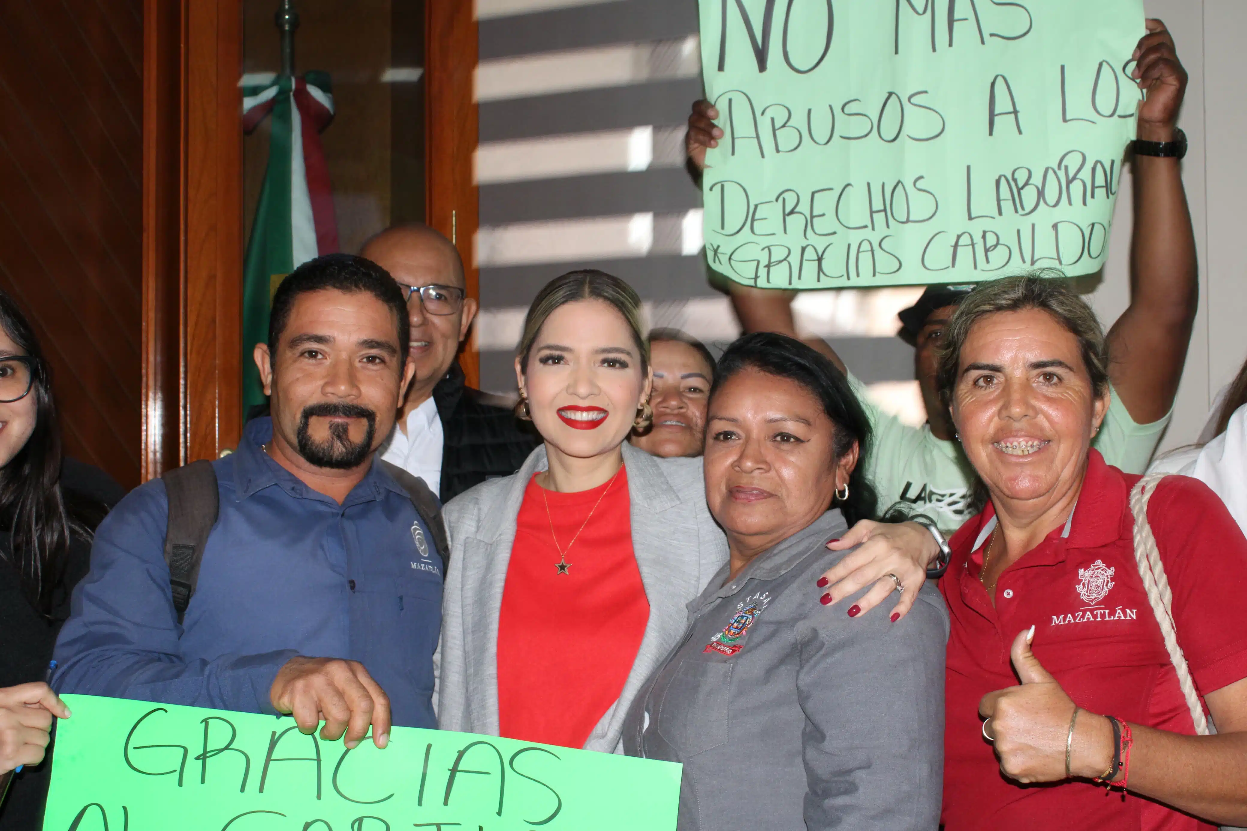 Estrella Palacios junto a empleados sindicalizados en el Cabildo.