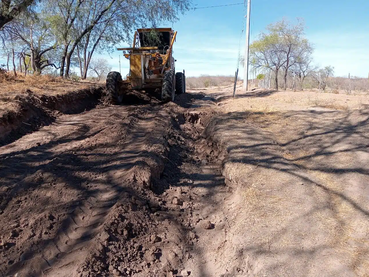 Trabajo permanente de raspado y nivelación de caminos en El Fuerte.