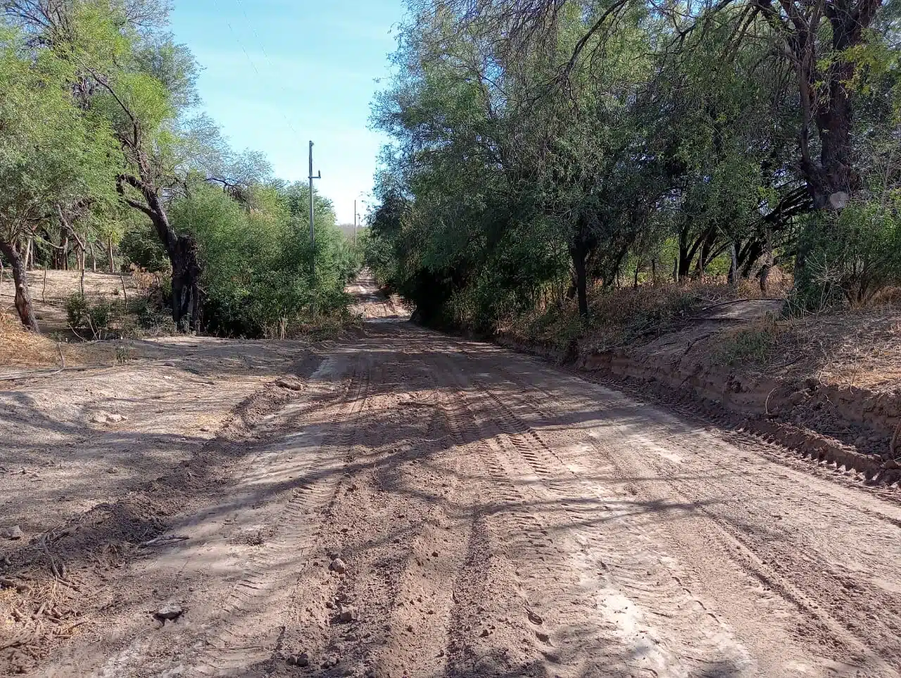 Trabajo permanente de raspado y nivelación de caminos en El Fuerte.