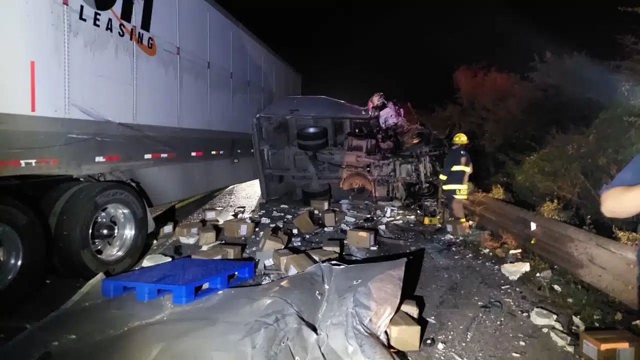 Accidente entre tres vehículos en una carretera al sur de Escuinapa