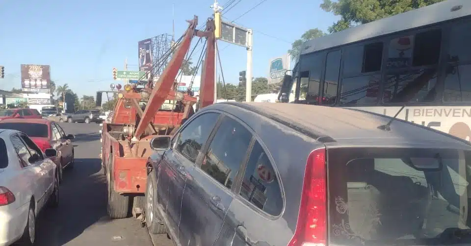 Una camioneta fue abandonada en una calle de Los Mochis apagada y con las puertas cerradas