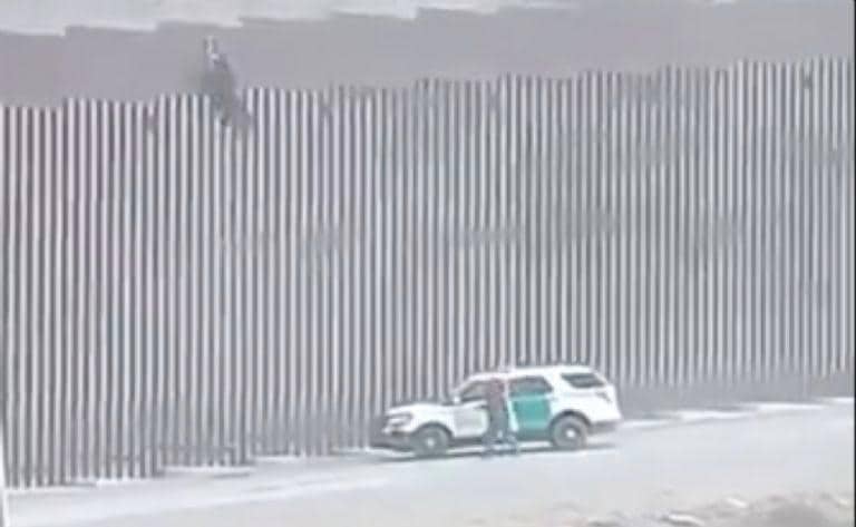 Captan cuando Patrulla Fronteriza de EU atropella a inmigrante en la frontera con México