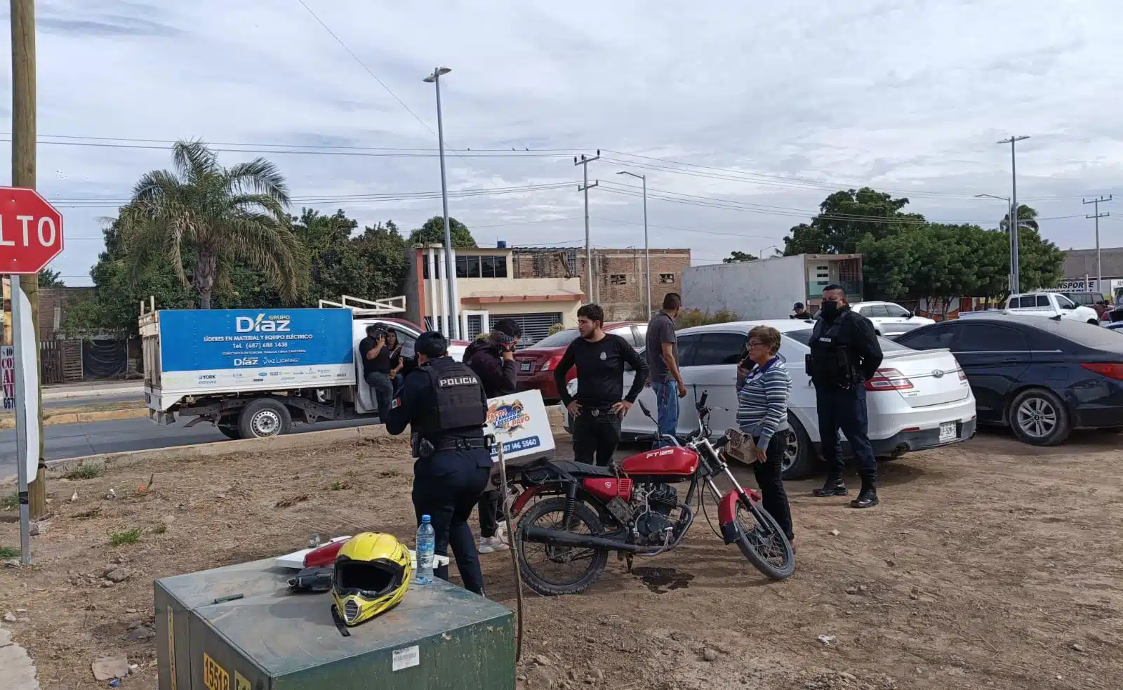 Carambola en Guasave deja un joven motociclista lesionado