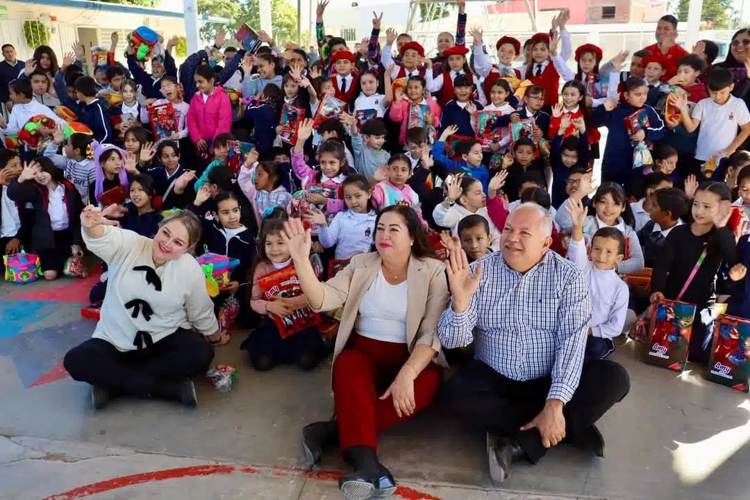 Sistema DIF lleva Caravana Navideña a Sinaloa municipio.