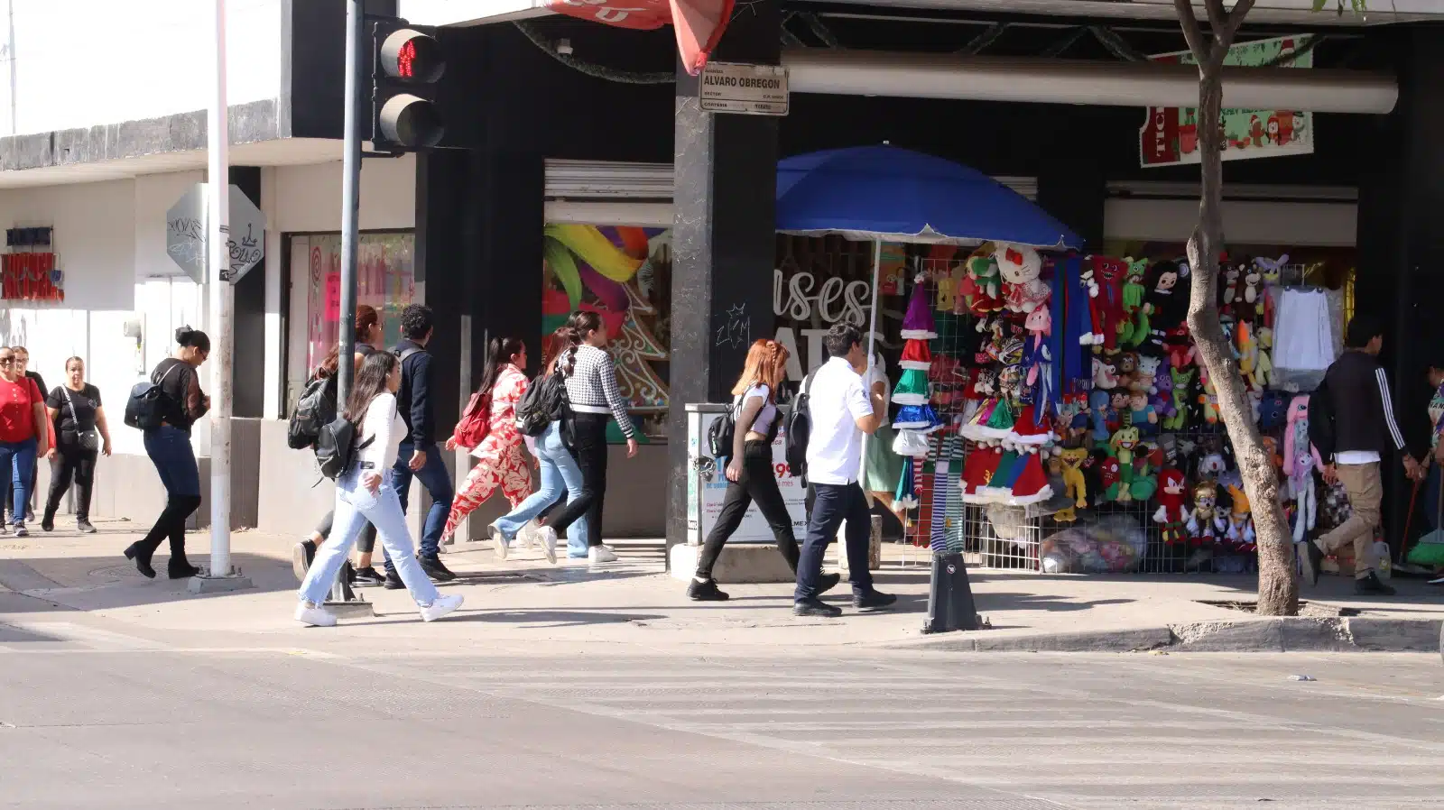 Personas caminando por el centro de Culiacán esta temporada navideña.