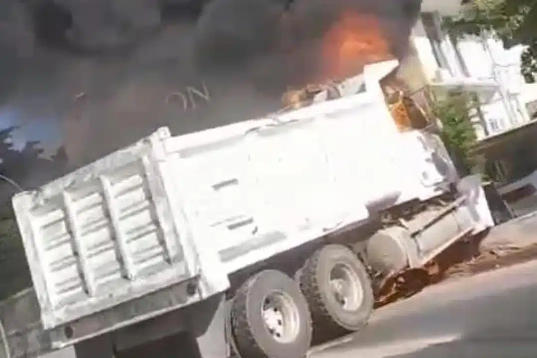 Choca y se incendia góndola frente al Congreso del Estado en Culiacán