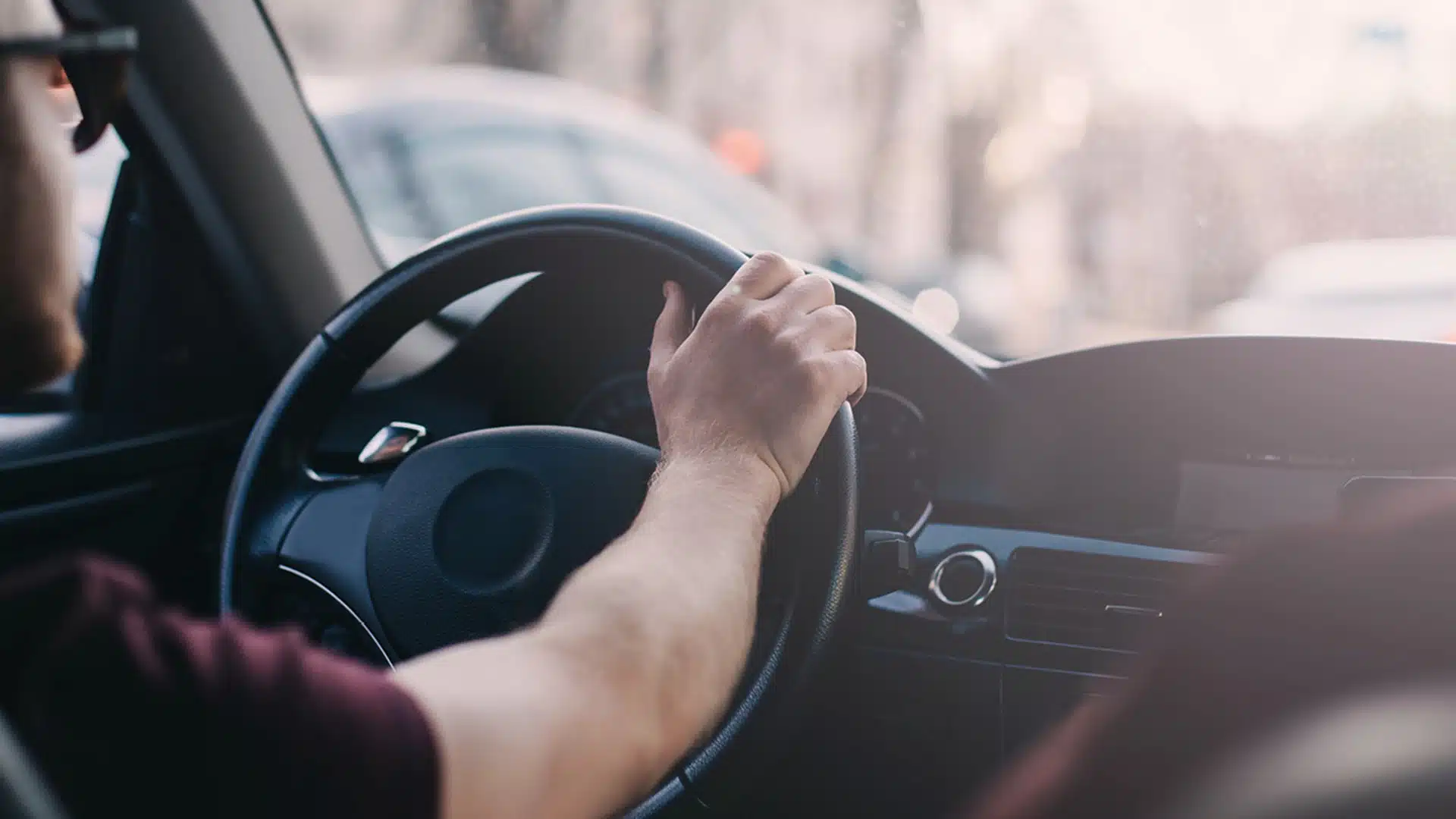 Hombre manejando un automóvil