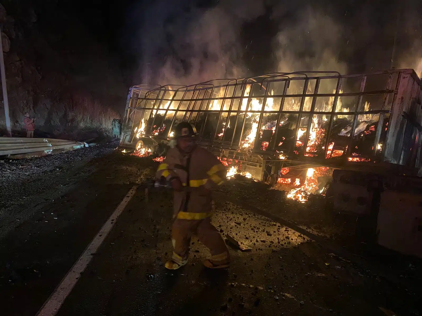 Cierran autopista Durango Mazatlán, Accidente entre camiones