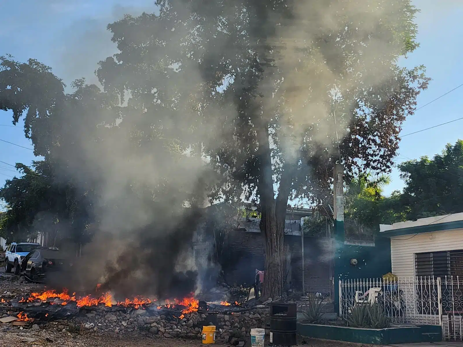 Ciudadanos captan enorme cortina de humo al surponiente de Culiacán