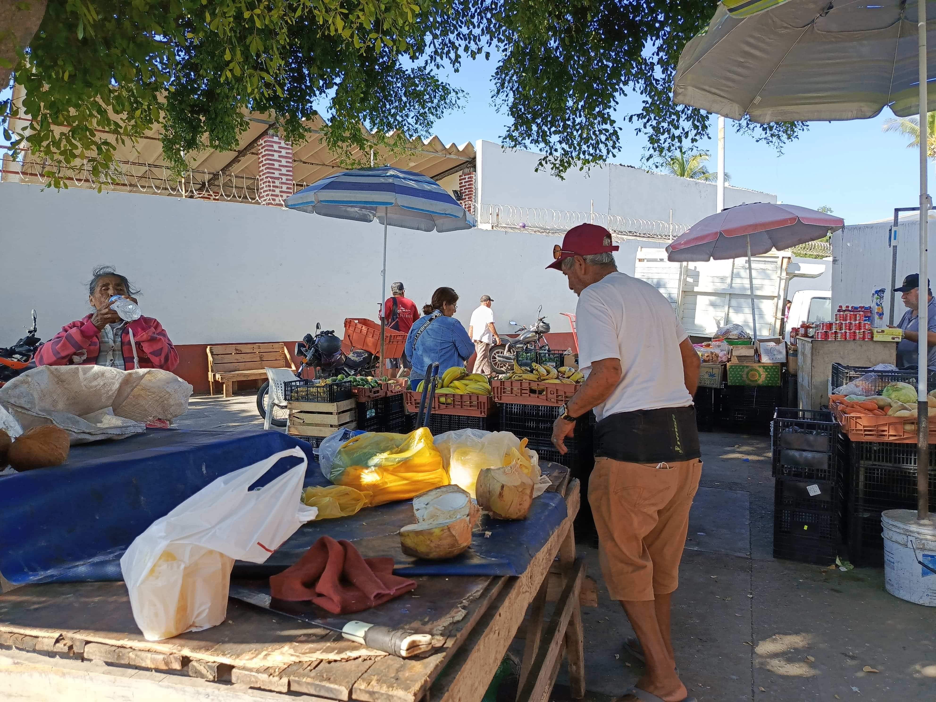 Comerciantes de cocos en el embarcadero de la Isla de la Piedra de Mazatlán