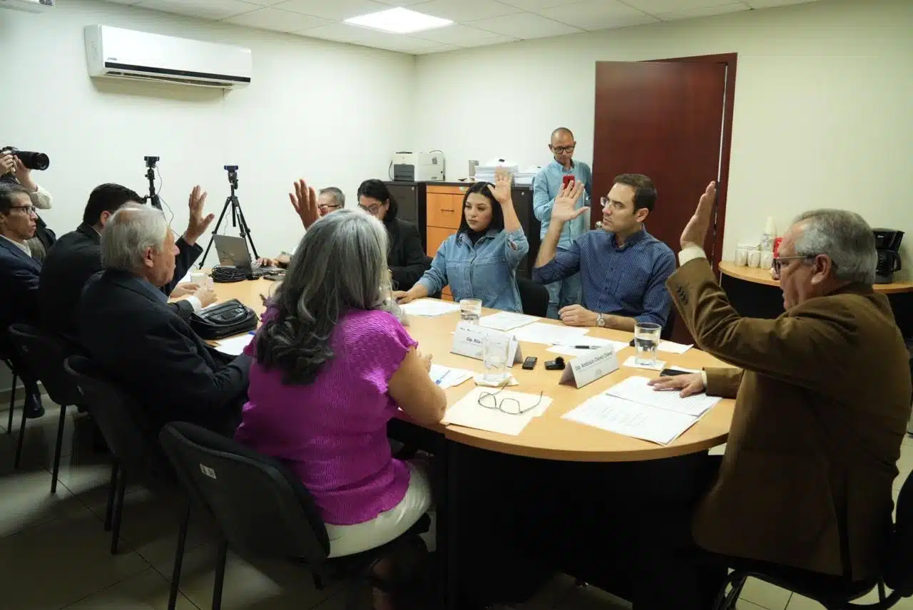 Diputados integrantes de la Comisión de Hacienda Pública y Administración del Congreso del Estado de Sinaloa.