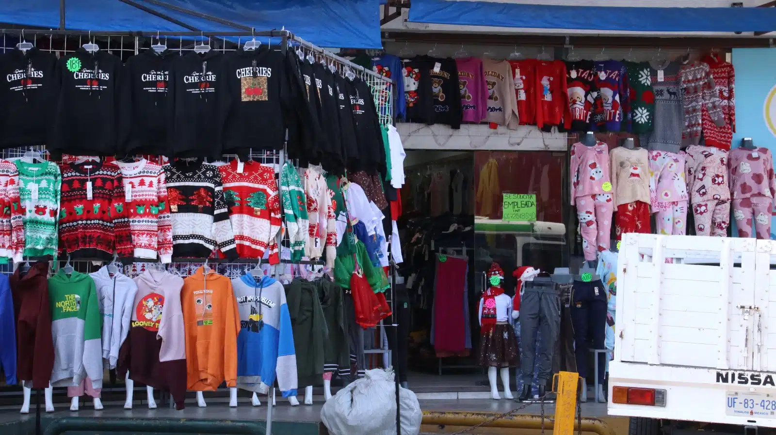 Venta de artículos navideños en el centro de Culiacán.