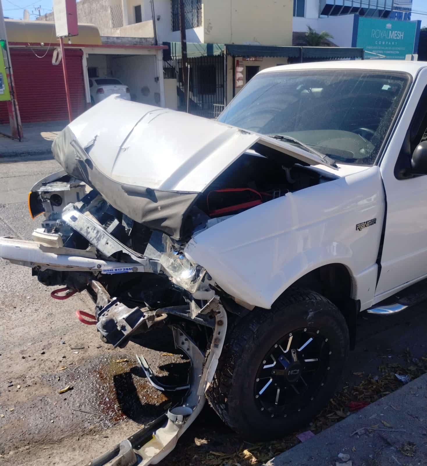 Conductor supuestamente se duerme al volante y choca contra una camioneta