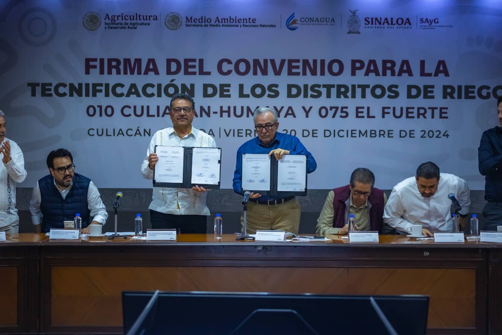 El gobernador de Sinalao y el subdirector de la Conagua firman el convenio para la tecnificación de los distritos de riego 010 Culiacán-Humaya y el 075 de El Fuerte