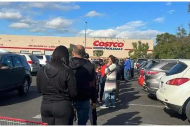 Clientes hacen filas en Costco por compras de Navidad