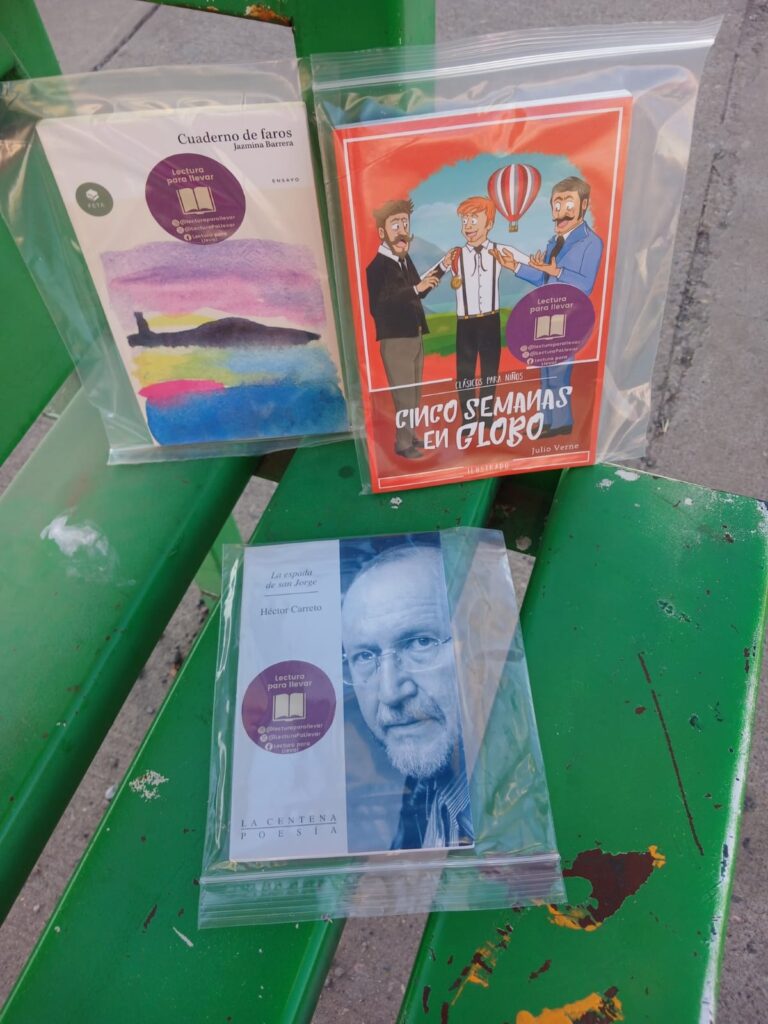 Libros sobre la banca de parada de transporte público de Culiacán