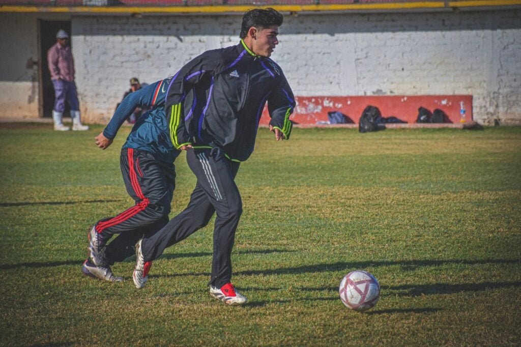 Dago Espinoza convivió con niños y jóvenes en el Coloso del Dique, estadio profesional ubicado en Guamúchil.