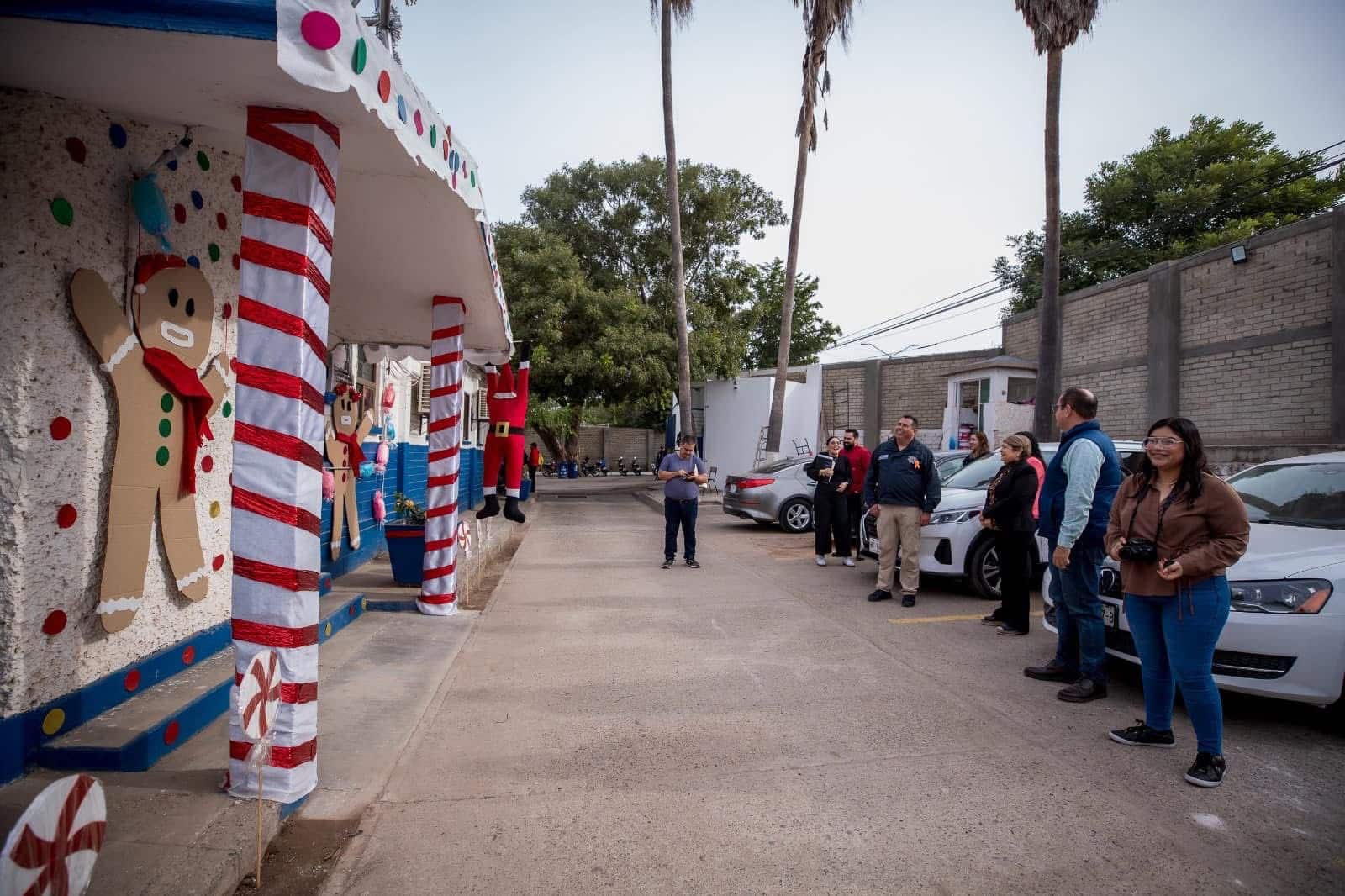 Adornan las oficinas del gobierno municipal de Guasave con el espíritu navideño