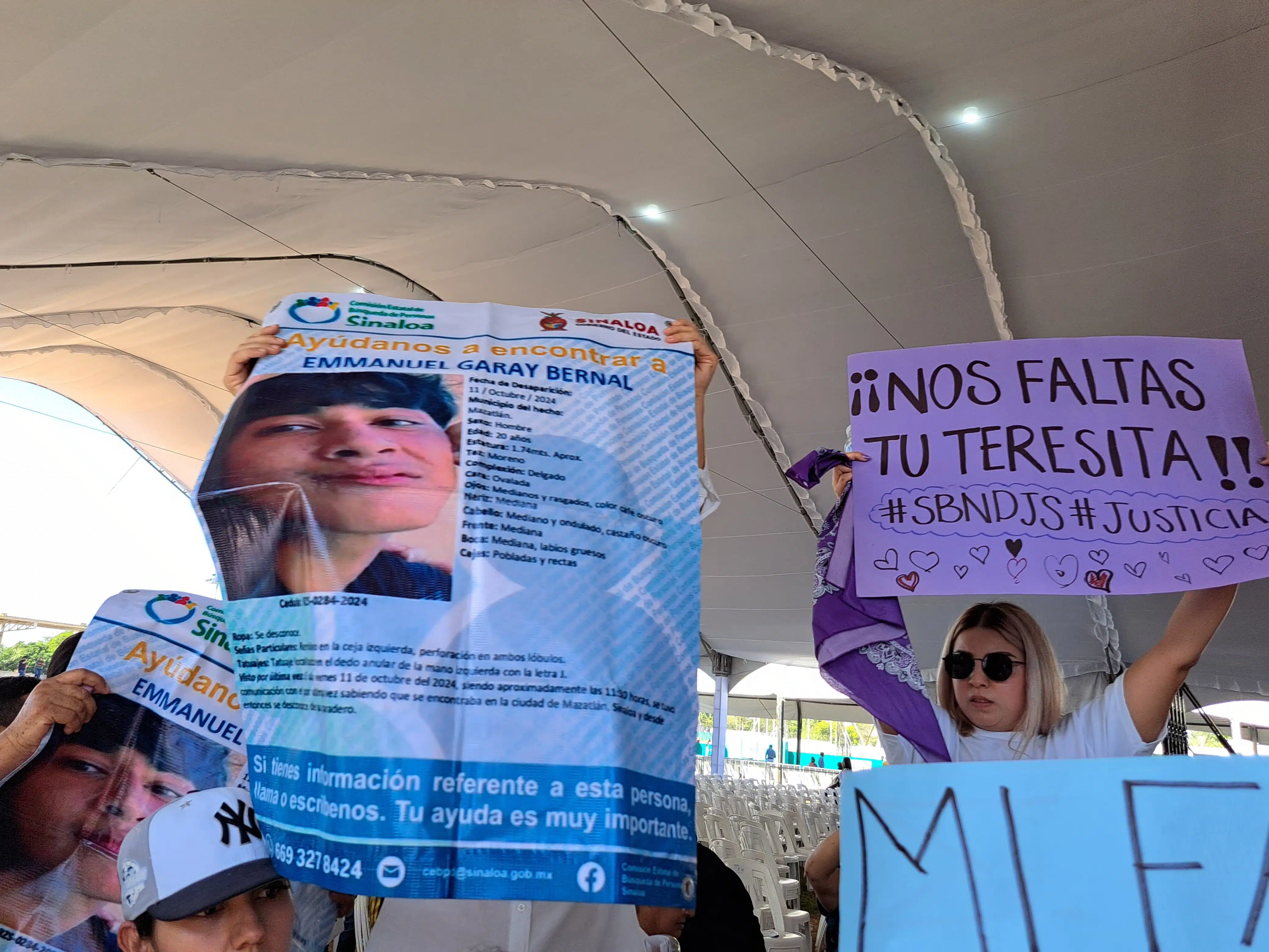 Protesta de familiares de desaparecidos en la visita de Sheinbaum en Mazatlán